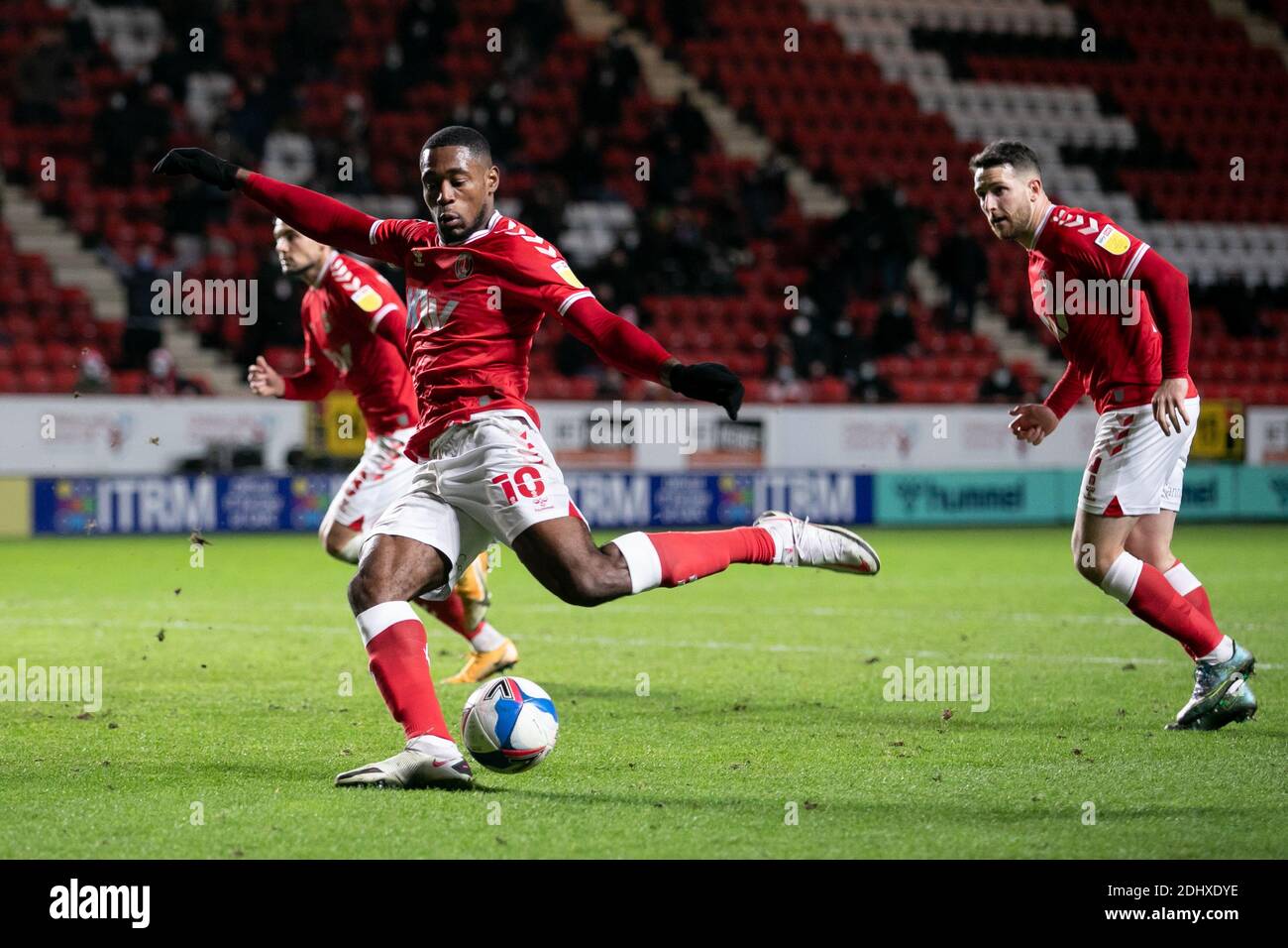 LONDON, ENGLAND. 12. DEZEMBER Chuks Aneke von Charlton Athletic spielt den Ball während des Sky Bet League 1-Spiels zwischen Charlton Athletic und AFC Wimbledon am Samstag, 12. Dezember 2020 im The Valley, London. (Kredit: Juan Gasparini - MI News) Kredit: MI Nachrichten & Sport /Alamy Live Nachrichten Stockfoto