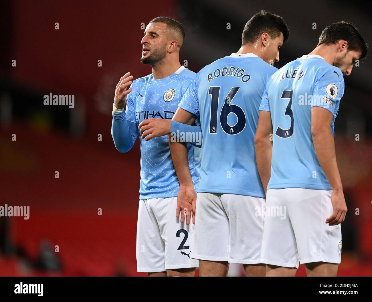 Kyle Walker (2) von Manchester City führt die Verteidigungsmauer während des Premier League-Spiels in Old Trafford, Manchester, an. Stockfoto