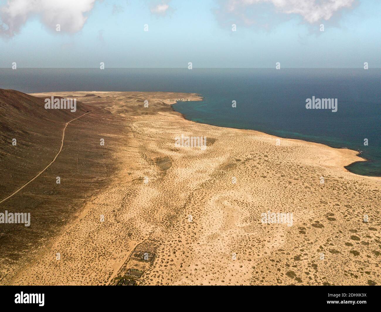 Luftaufnahme von Caleta de Sebo, der wichtigsten Siedlung und Hauptstadt von La Graciosa, Kanarische Inseln. Im Hintergrund El risco, die bergige Stockfoto
