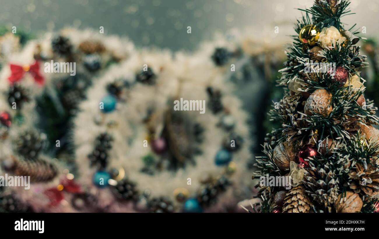 Weihnachtsbaum und Kränze auf abstraktem Hintergrund Stockfoto