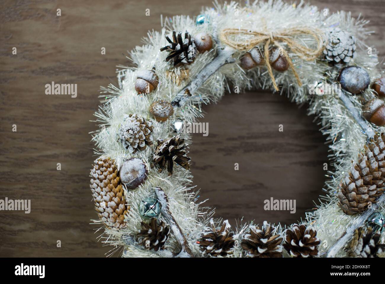 Schöne bunte Weihnachtskranz auf braunem Holzhintergrund Stockfoto