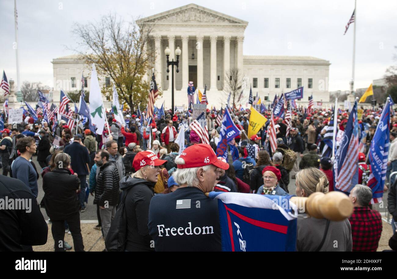 Washington, Usa. Dezember 2020. Pro-Trump Anhänger Kundgebung vor dem Obersten Gerichtshof der Vereinigten Staaten in Washington, DC am Samstag, 12. Dezember 2020. Große Gruppen von Anhängern von Präsident Donald Trump marschieren auf die Hauptstadt der Nation, während sie ohne Beweise behaupten, dass der designierte Präsident Joe Biden die US-Wahl von Donald Trump gestohlen habe. Foto von Kevin Dietsch/UPI Kredit: UPI/Alamy Live News Stockfoto