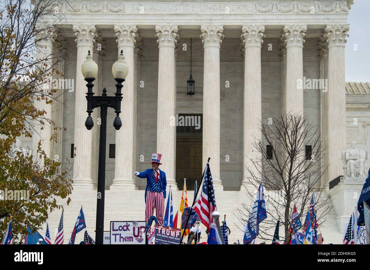 Washington, Usa. Dezember 2020. Pro-Trump Anhänger Kundgebung vor dem Obersten Gerichtshof der Vereinigten Staaten in Washington, DC am Samstag, 12. Dezember 2020. Große Gruppen von Anhängern von Präsident Donald Trump marschieren auf die Hauptstadt der Nation, während sie ohne Beweise behaupten, dass der designierte Präsident Joe Biden die US-Wahl von Donald Trump gestohlen habe. Foto von Kevin Dietsch/UPI Kredit: UPI/Alamy Live News Stockfoto