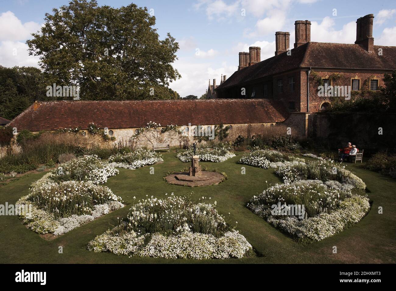Der White Garden at Barrington Court in Somerset, England, ist ein ruhiger und wunderschön gestalteter Raum mit einer Vielzahl weißer Blumen Stockfoto