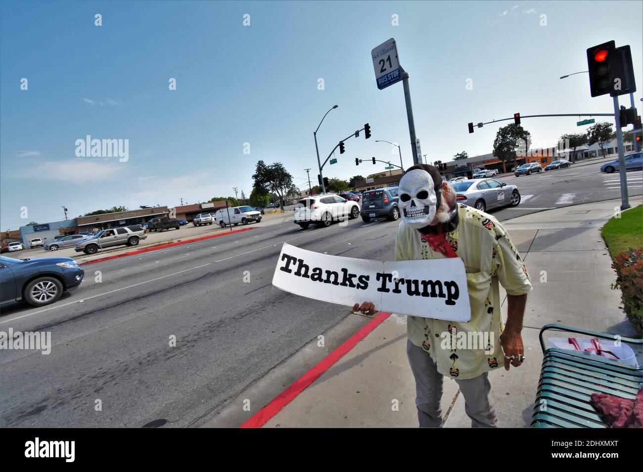 Mann mit Totenkopf Maske halten Sie ein Danksagung Trump Zeichen In Kalifornien während der Wahlen 2020 Saison und ist nicht glücklich Mit 45 Stockfoto