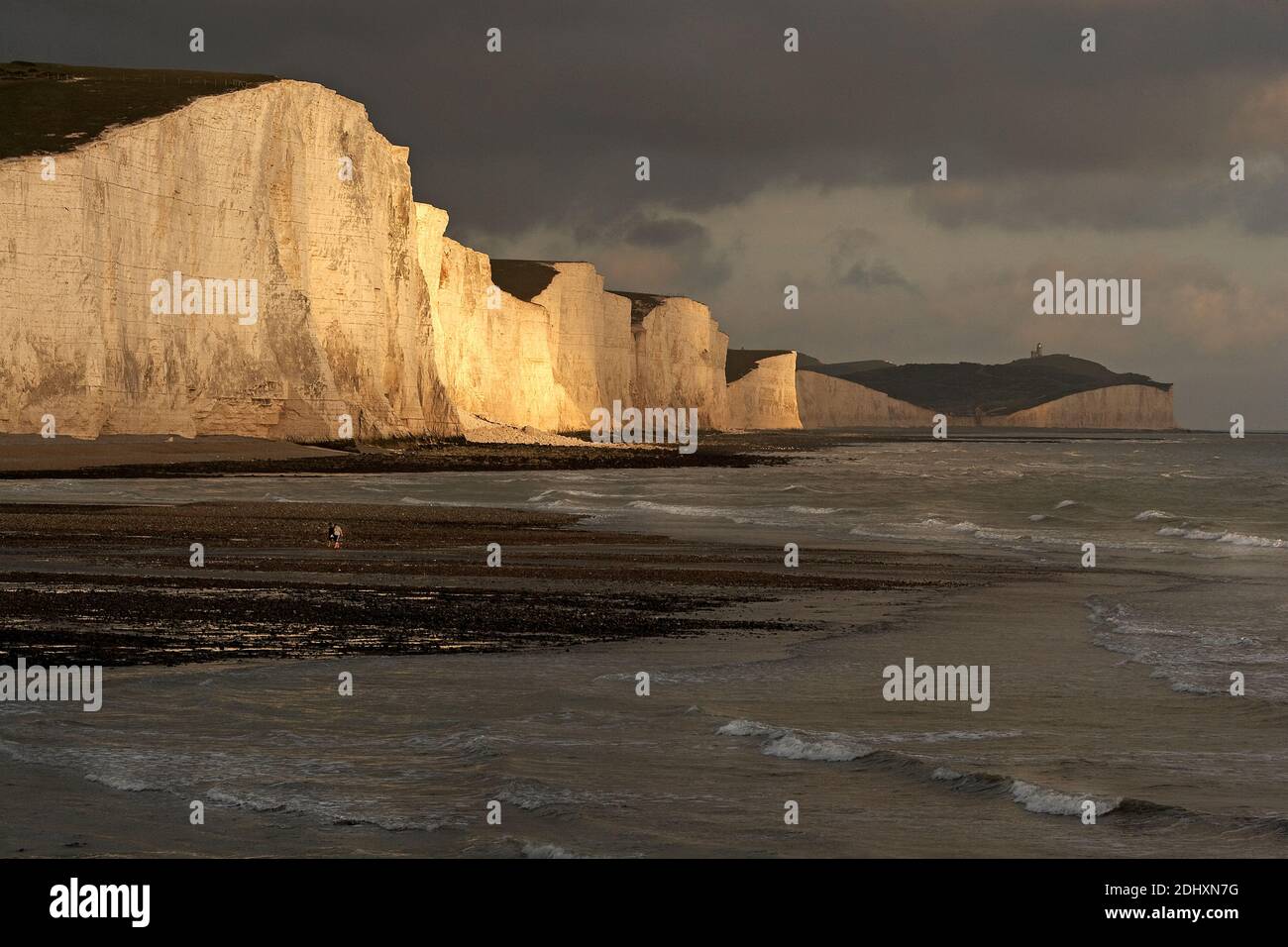 Die Sonne geht auf den Seven Sisters Cliffs in Sussex, Großbritannien, unter Stockfoto