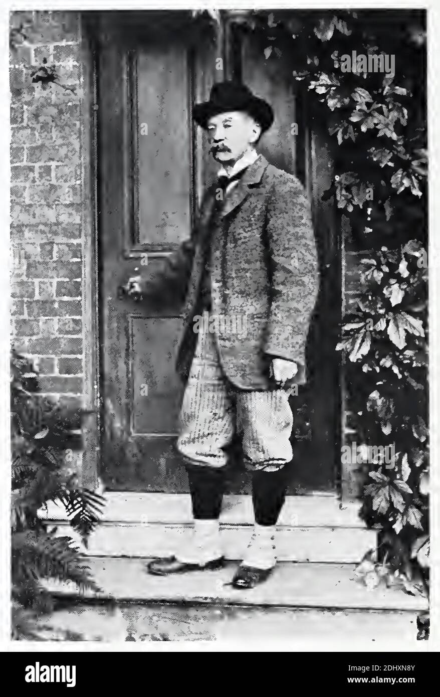 Thomas Hardy am Eingang zu Max Gate seinem Dorset-Haus. Das Foto wurde von einem versteckten Freund und Nachbarn, dem Reverend Thomas Perkins, aufgenommen. Stockfoto