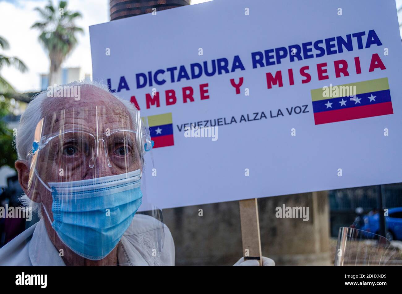 Eine ältere Person hilft dem populären Beratungsprozess. Die venezolanische Nationale Konsultation von 2020, ist eine Volkskonsultation, die vom National genannt wird Stockfoto