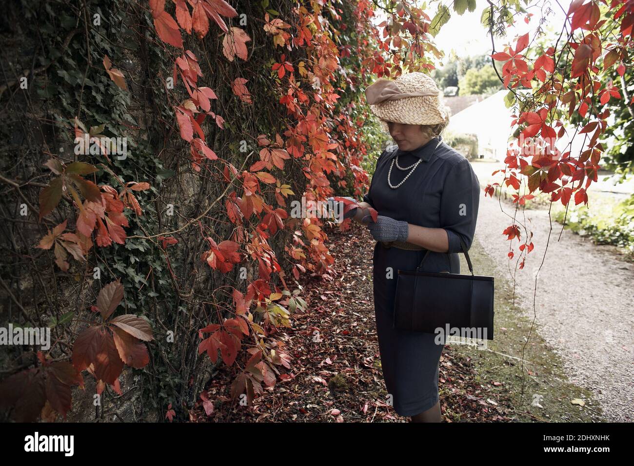 Weibliche stehend im Garten des Greenway House in Devon, Ferienhaus von Agatha Christie Stockfoto
