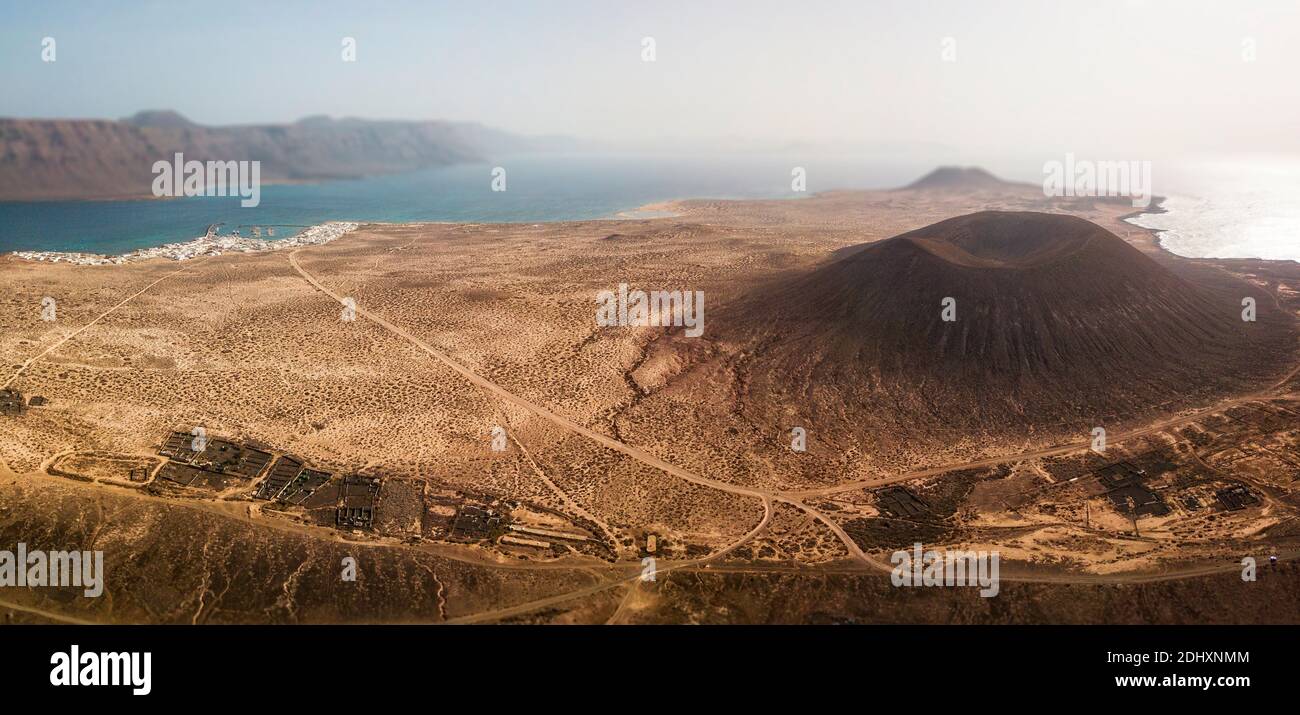 Hinterleuchtete Luftaufnahme des bergigen Profils von La Graciosa, Mojon, Lanzarote, Kanarische Inseln. Chinijo Archipel. Spanien. Trekking im Freien Stockfoto