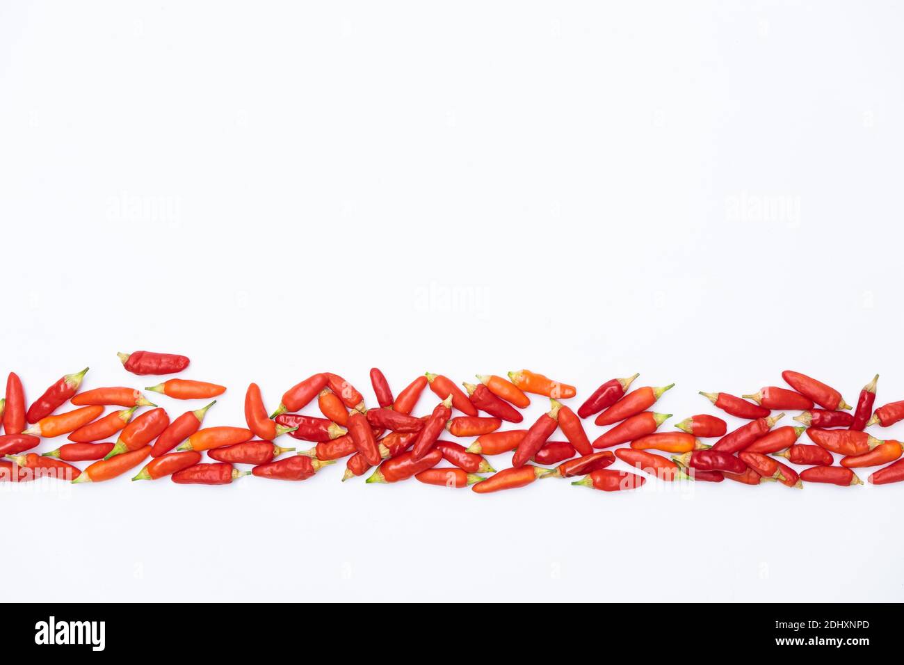 Linie von roten kleinen würzigen Paprika mit Platz für Text Stockfoto