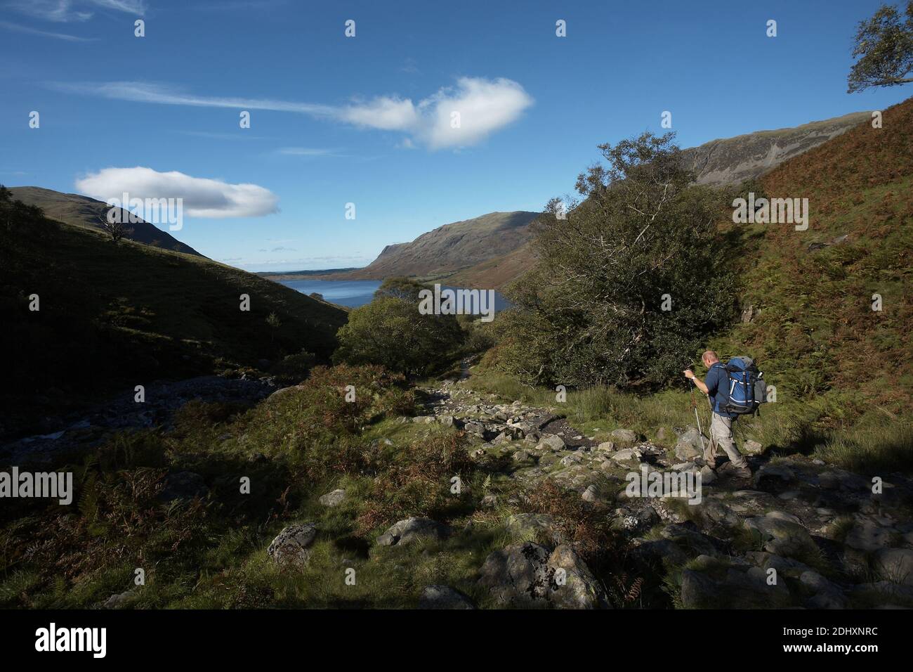 GROSSBRITANNIEN / England /Lake District/ männlicher Wanderer, Spaziergänger von Scafell Pike. Stockfoto