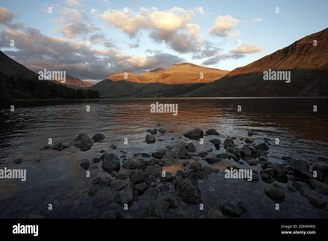 Ein Blick auf die Küstenlinie des Wassers, im englischen Lake District, mit Yewbarrow, Great Gable und Lingmell. Stockfoto