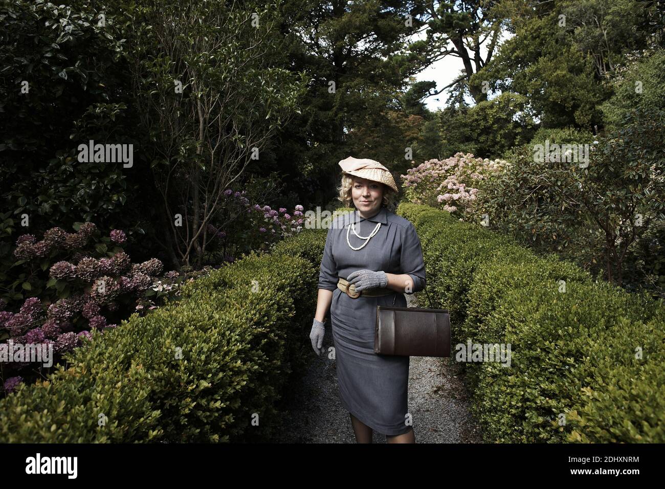Weibliche stehend im Garten des Greenway House in Devon, Ferienhaus von Agatha Christie Stockfoto