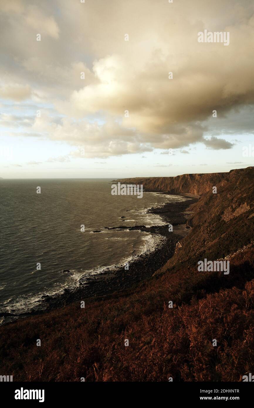 Bude, Cornwall , dramatische Wolkenlandschaft über dem Nordküstenpfad in Cornwall , Großbritannien Stockfoto