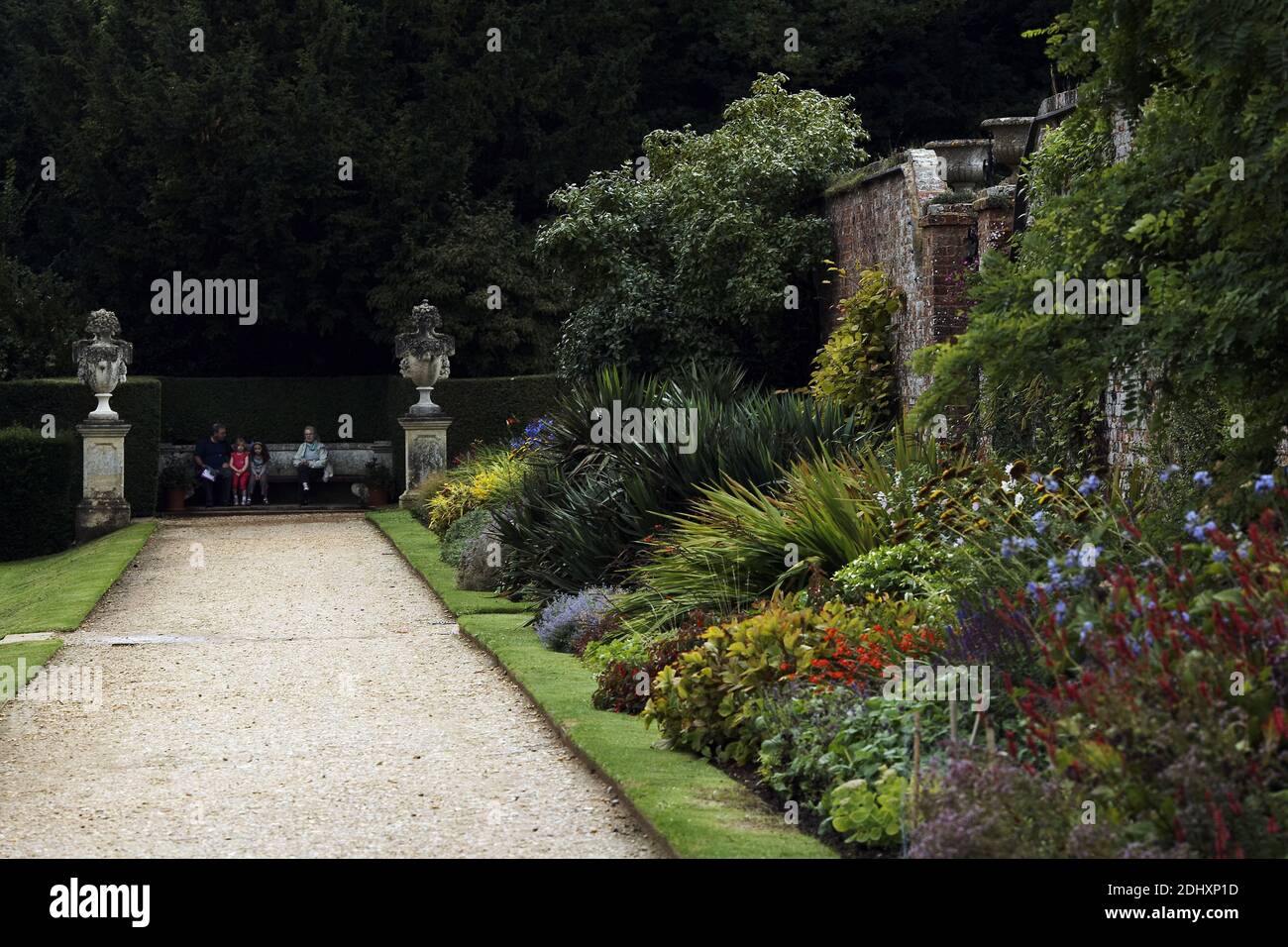 GROSSBRITANNIEN / England /Polesden Lacey farbenfroher, von Mauern umzäunter Garten mit einer Mischung aus Blumen. Stockfoto