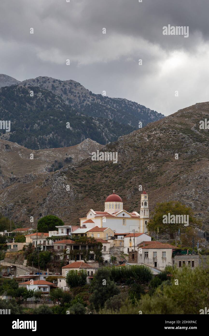 Das Dorf Lakkoi zeigt die orthodoxe Agios Antonios Kirche und Berge im Hintergrund, Kreta, Griechenland Stockfoto