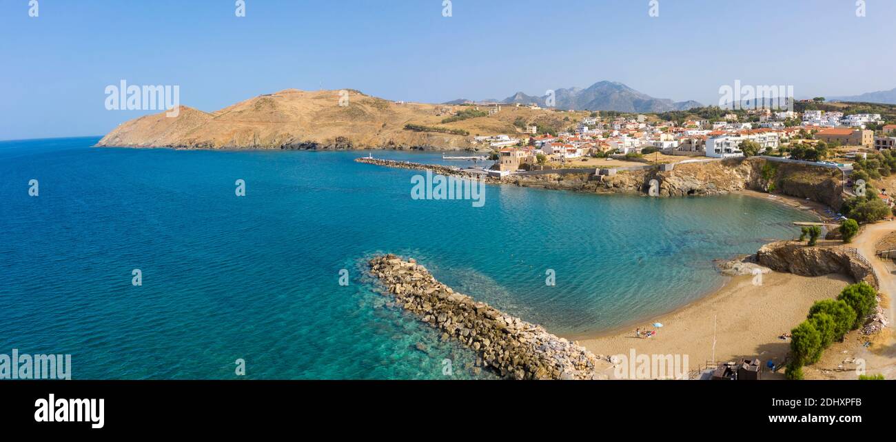Luftpanorama Küstenansicht von Panormas mit Paralia Panormos Strand, Rethymno, Kreta, Griechenland Stockfoto