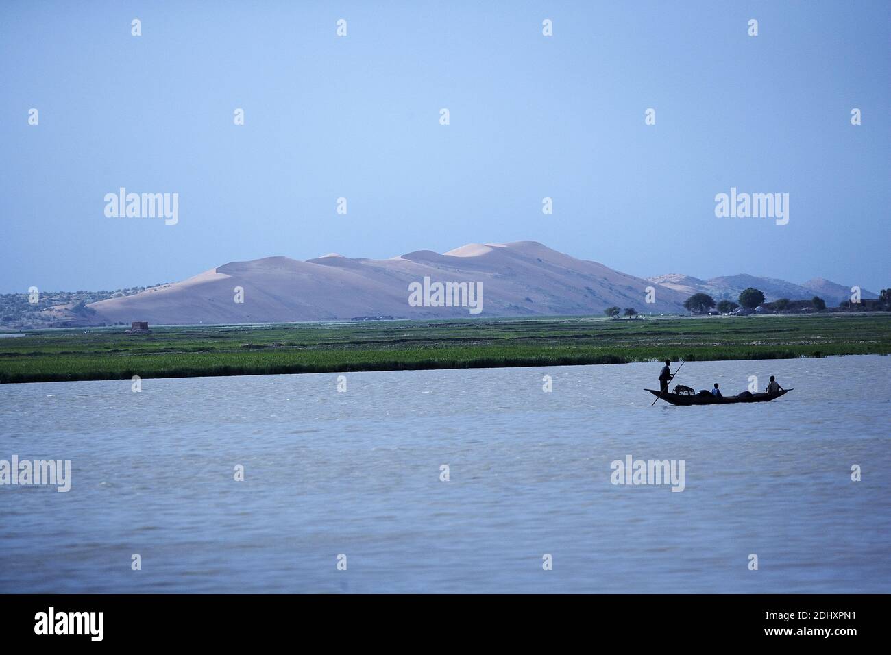 Afrika /MALI /Gao/ Pirogue vor den Sanddünen (Dünenrose) am Niger. Stockfoto