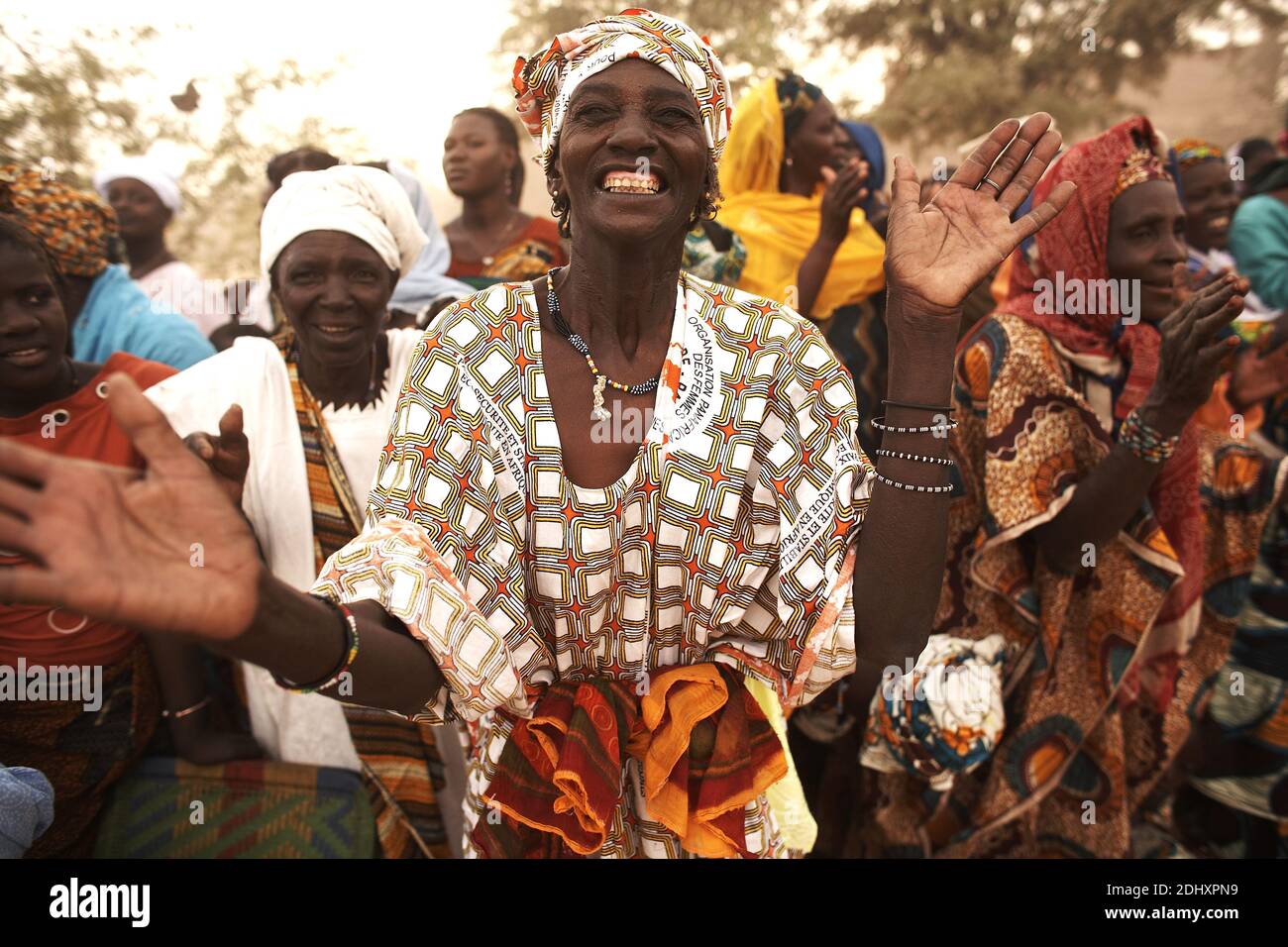 Afrikanische Frau tanzt in Niafunke, Mali, Westafrika. Stockfoto