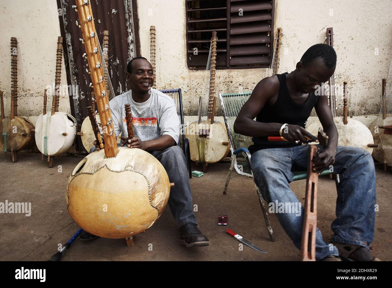Toumani Diabaté ist ein malischer Kora-Spieler, der für seine Musik internationale Anerkennung erlangt hat. Bamako, Mali, Westafrika. Stockfoto