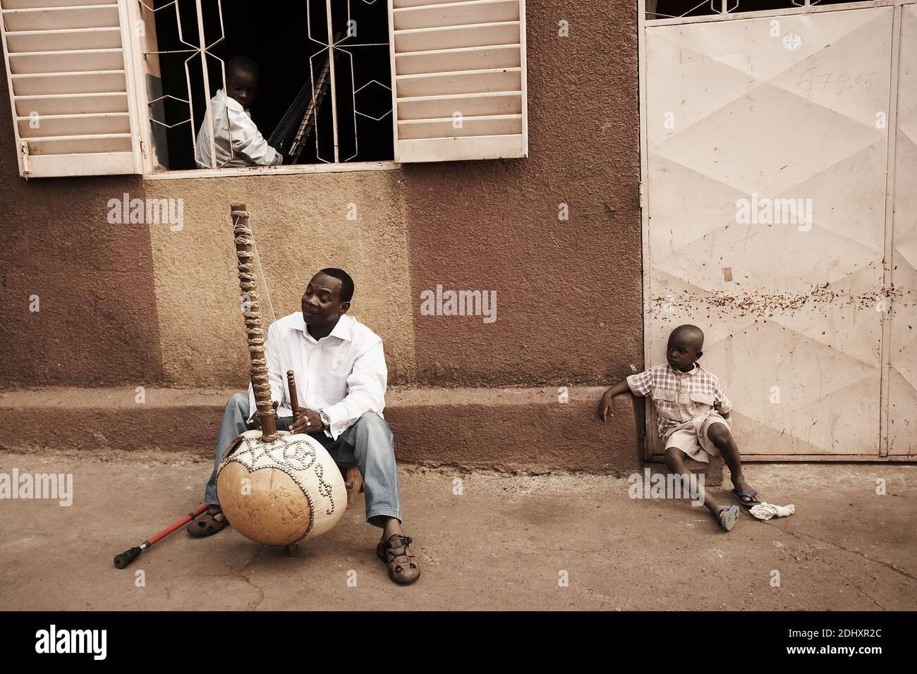 Toumani Diabaté ist ein malischer Kora-Spieler, der für seine Musik Bamako, Mali, Westafrika, internationale Anerkennung erlangt hat. Stockfoto