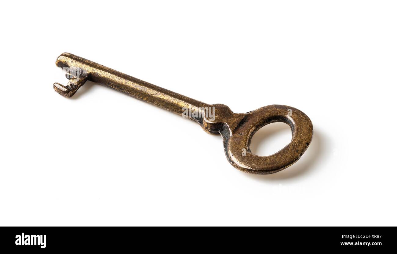 Veraltete schäbige Metallschlüssel isoliert auf weißem Hintergrund. Rostiger gelbbrauner Vintage-Schlüssel. Altmodisches Design-Element. Vorderansicht. Stockfoto