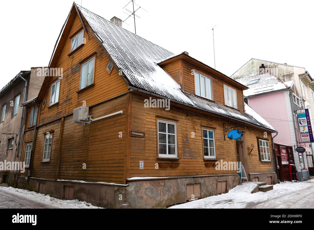 Parnu, Estland - 18. Januar 2019: Holzhäuser in Parnu, Puhavaimu Straße im Winter Stockfoto