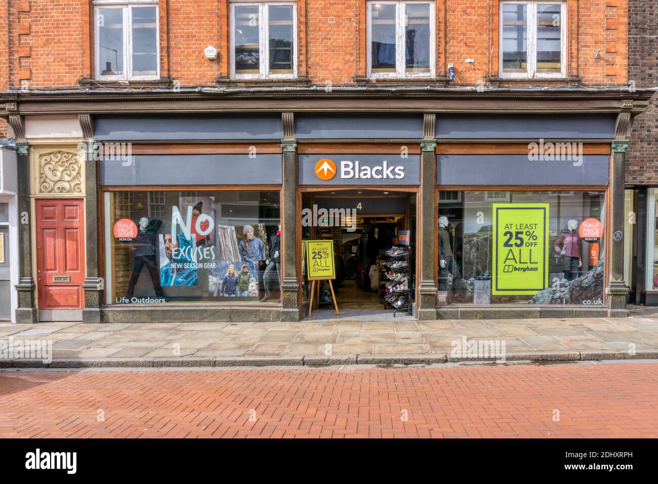 Eine Filiale von Blacks Outdoor-Bekleidungsgeschäft in South Street, Chichester, West Sussex. Stockfoto