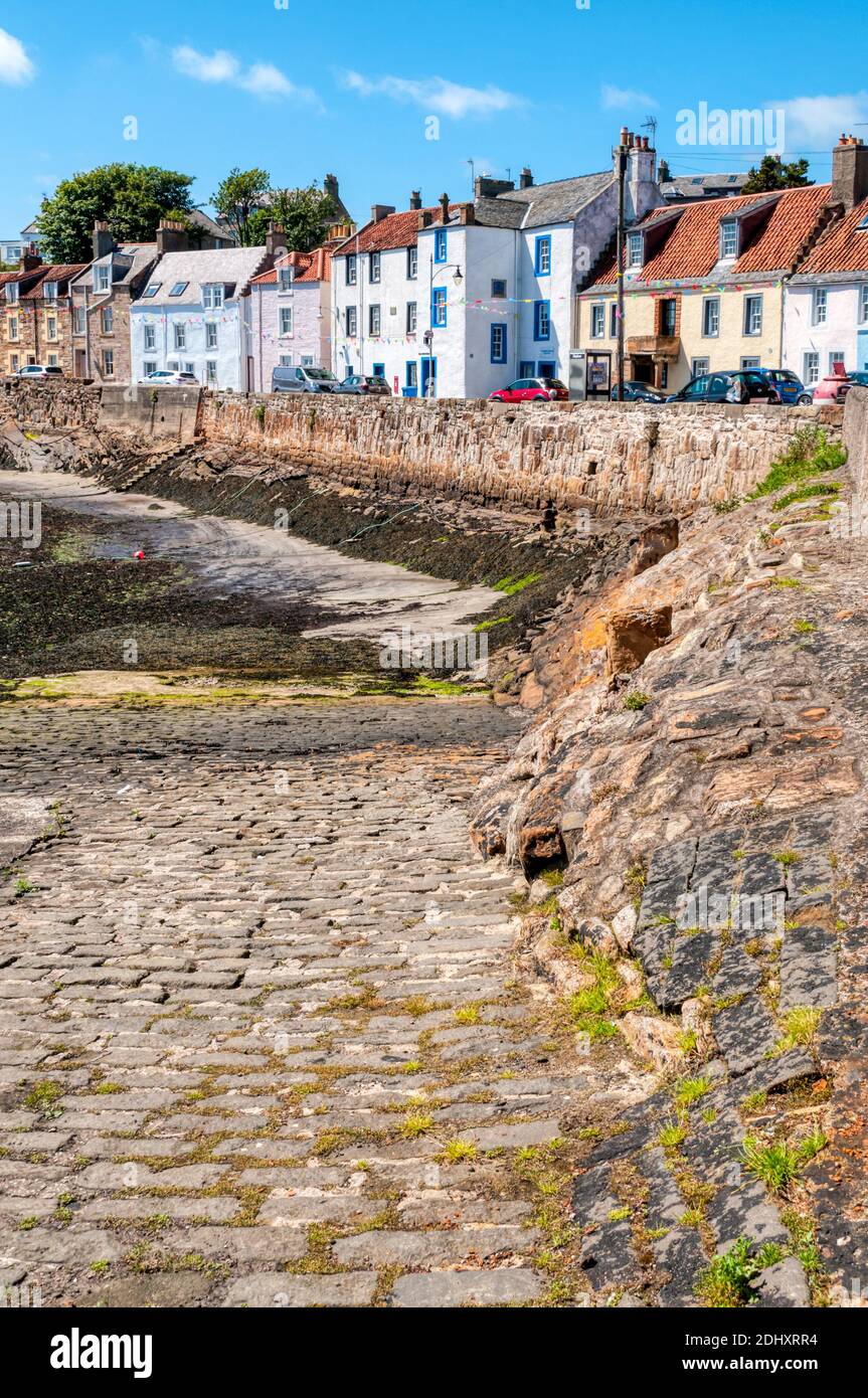 Häuser entlang der Küste in der Küstenstadt St. Monan in der East Neuk von Fife, Schottland. Stockfoto