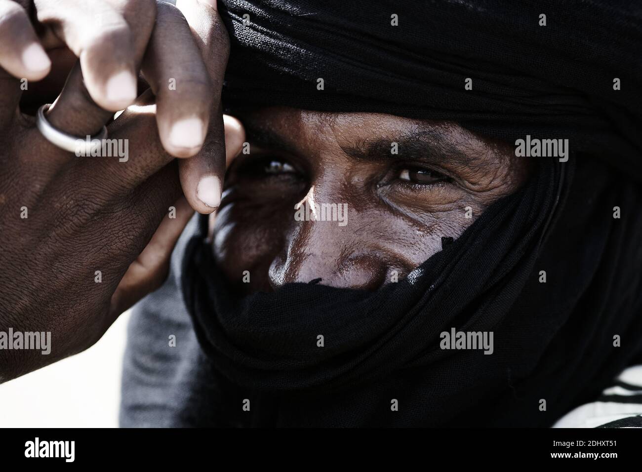 Tuareg Tribesman trägt schwarzen Turban, Nahaufnahme. Stockfoto