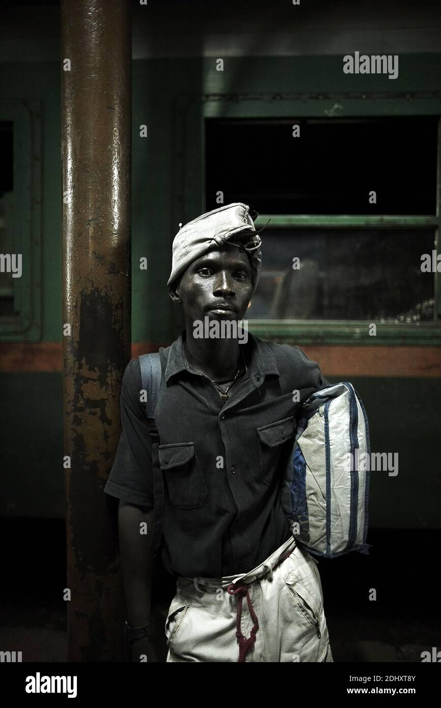 Afrikanischer Einwanderer, der versucht, illegal in Richtung Europa zu gehen und am Bahnhof in Bamako, Mali, Westafrika, wartet. Stockfoto