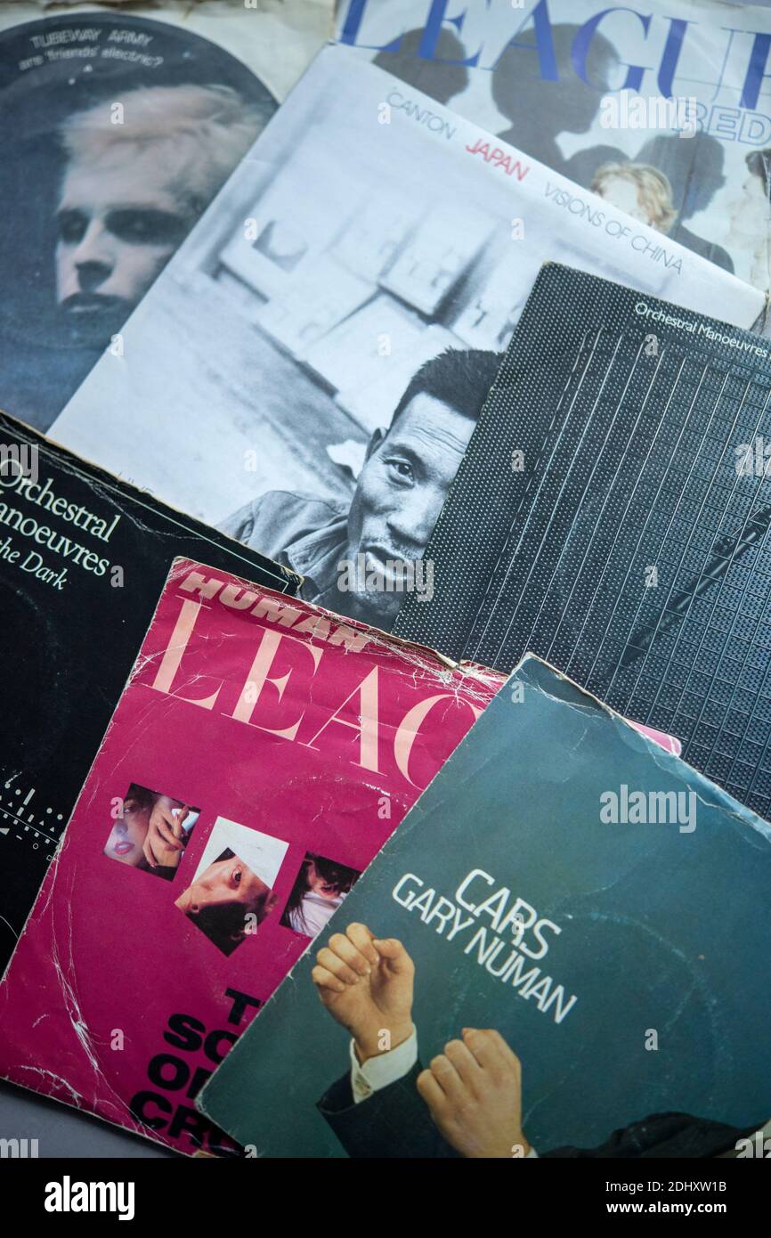Auswahl von 80er-Jahre-Singles von elektronischen/Synth-Bands, auf Vinyl mit Bildcovern Stockfoto