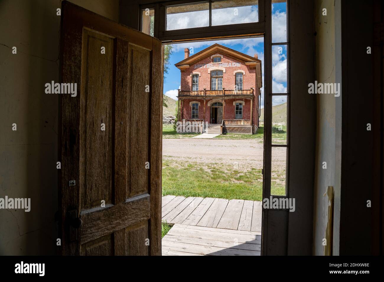 Bannack, Montana - 29. Juni 2020: Blick aus einem verlassenen Gebäude Tor zum berühmten Hotel Meade, in der Geisterstadt Stockfoto