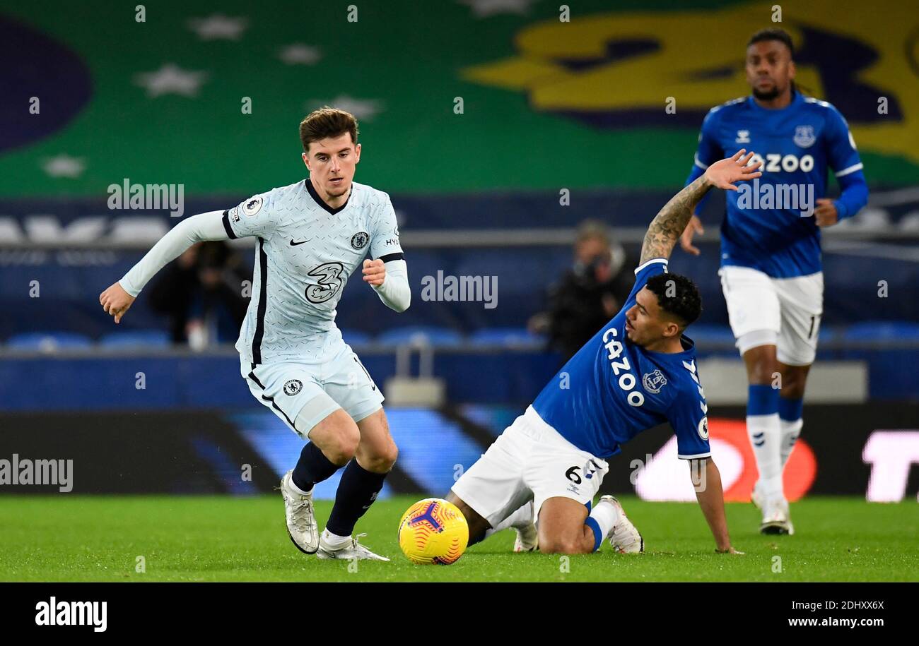 Chelsea's Mason Mount (links) und Everton's Allan (rechts) kämpfen während des Premier League-Spiels im Goodison Park, Liverpool, um den Ball. Stockfoto