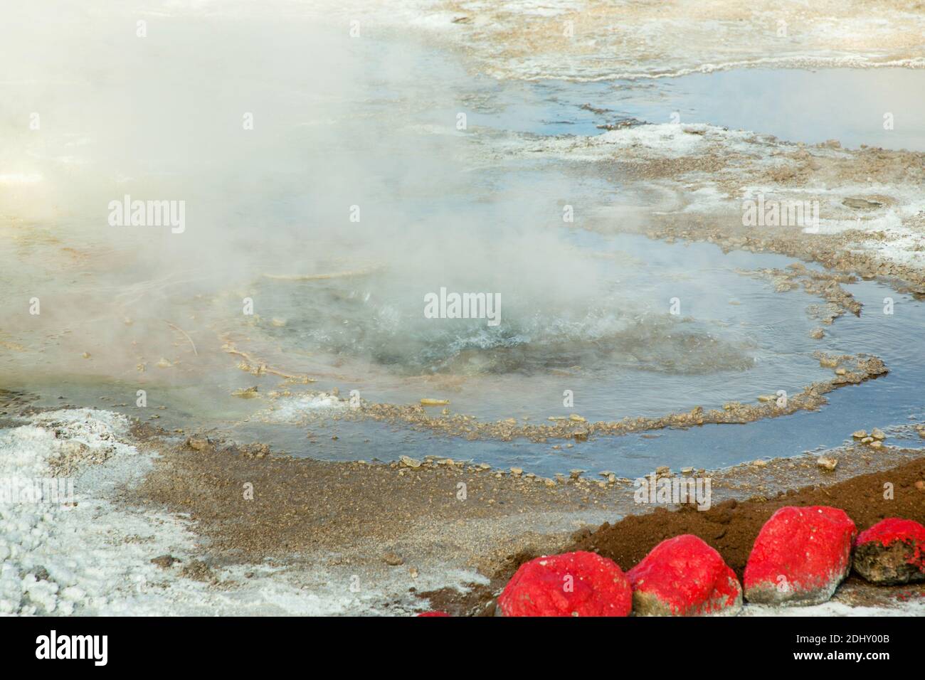 Rote Steine umschließen Blattflüsse, die gelben Schwefel und andere Mineralien auf El Tatio Geysir Feld und Geothermie Gebiet, die Anden, Chile Stockfoto