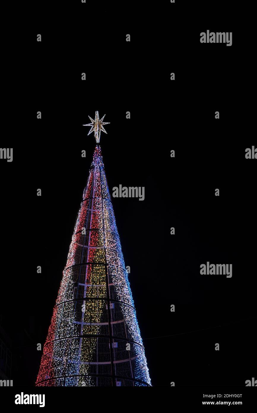 Traditioneller weihnachtsbaum mit bunten LED-Leuchten Stockfoto