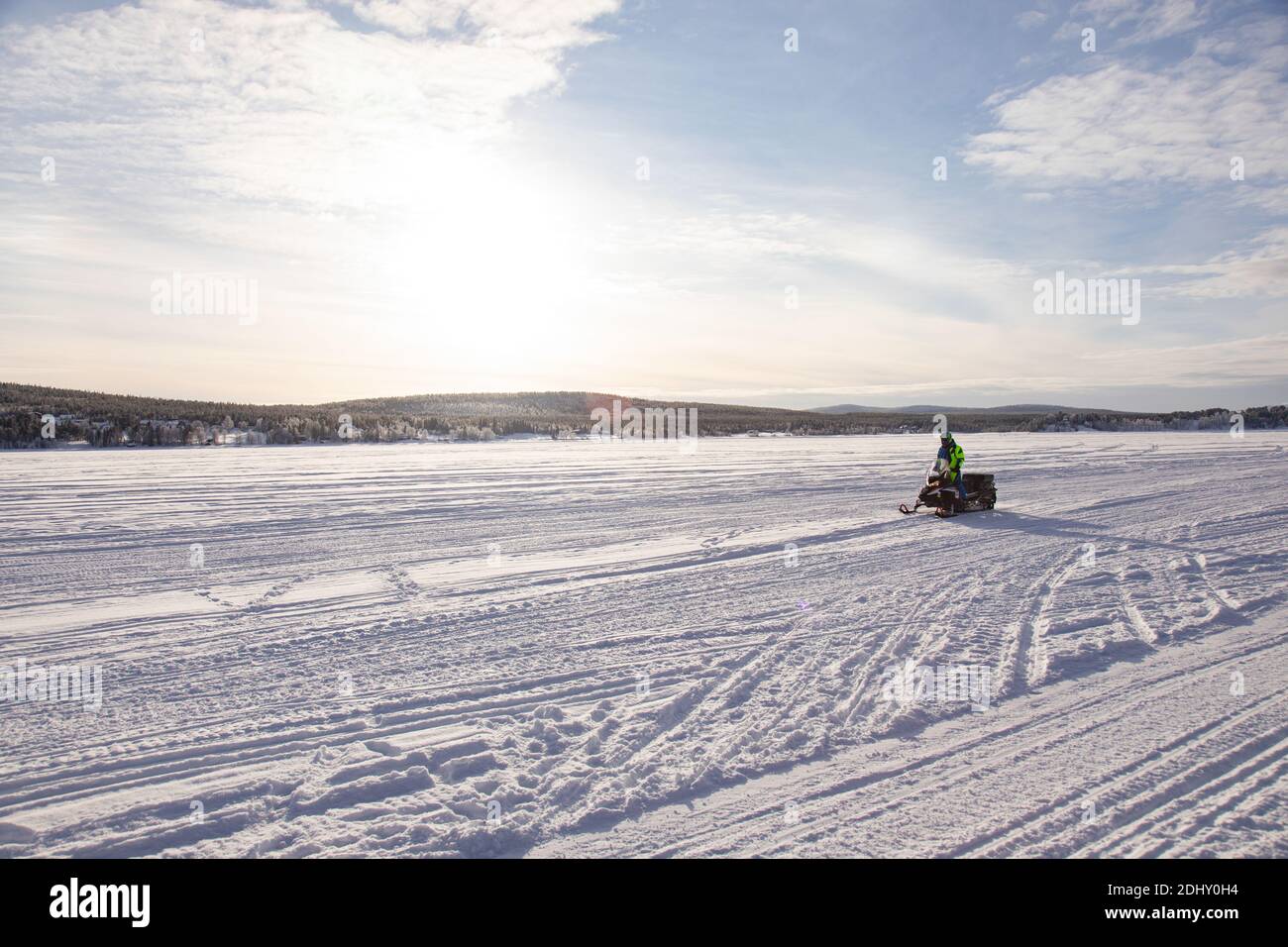 Touristische Schneemobiltour auf einem gefrorenen Fluss in Jukkasjarvi, Kiruna Provinz, Lappland Schweden Stockfoto