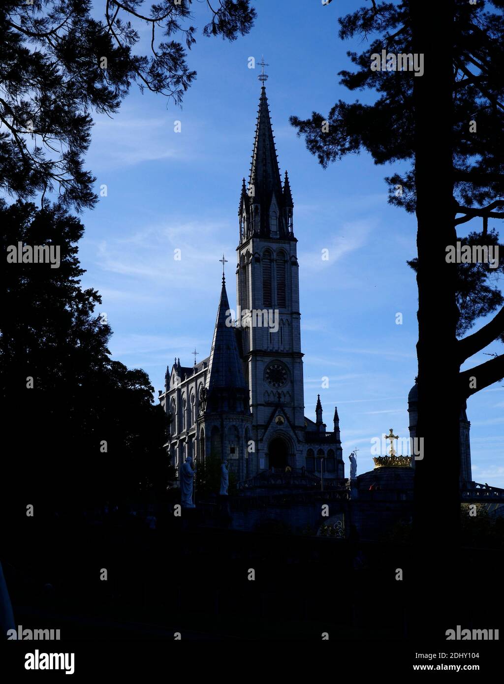 AJAXNETPHOTO. 2019. LOURDES, FRANKREICH. - BERÜHMTE SPIRE - BASILIKA UNSERER LIEBEN FRAU VOM ROSENKRANZ.FOTO:JONATHAN EASTLAND/AJAX REF:GX8191010 860 Stockfoto