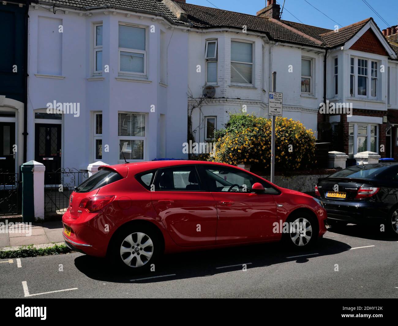 AJAXNETPHOTO. WORTHING, ENGLAND. - GEBURTSTAGSPARTY FILMLOCATION - NR 7 ERISWELL ROAD (LINKS); REGISSEUR WILLIAM FRIEDKIN (FRANZÖSISCHER VERBINDUNGSFILM) FILMTE EINEN TEIL VON HAROLD PINTERS DREHBUCH FÜR DEN FILM "DIE GEBURTSTAGSPARTY" MIT ROBERT SHAW UND PATRICK MAGEE HIER IM JAHR 1968. NR. 7 WAR DER ORT FÜR EIN UNTEN AM MEER BOARDNG HAUS. DER BERÜHMTE DRAMATIKER PINTER LEBTE IN DER STADT AM AMBROSE PLACE, FOTO:JONATHAN EASTLAND/AJAX REF: GX9202506 2327 Stockfoto