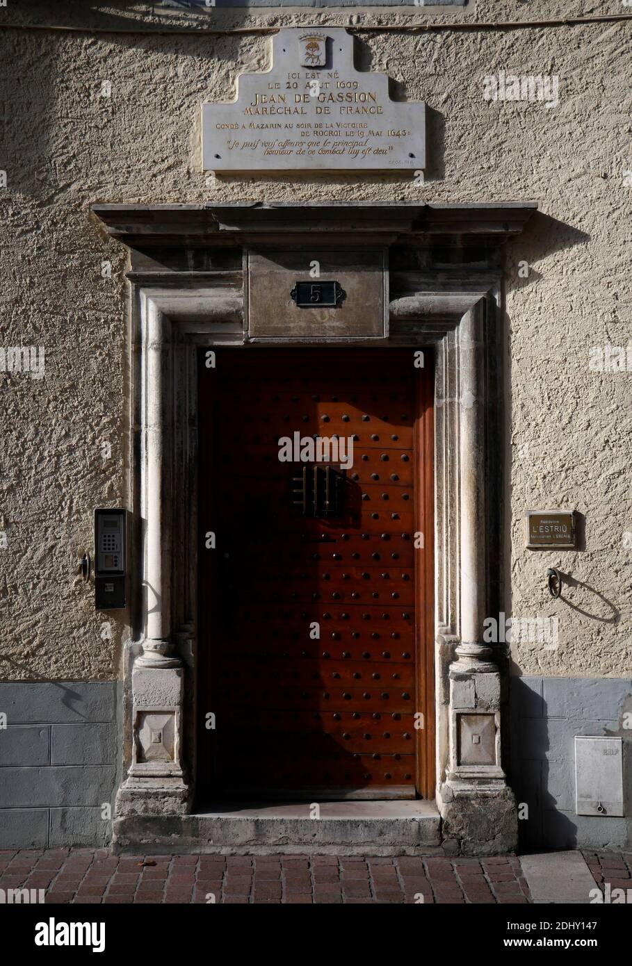 AJAXNETPHOTO. 2019. PAU, FRANKREICH. - GEBURTSORT - NR 5 RUE DE CHATEAU, GEBURTSORT VON MARECHAL DE FRANCE JEAN DE GASSION AM 20. AUGUST 1609. DIE PLAKETTE ÜBER DER TÜR MARKIERT DEN FLECK.FOTO:JONATHAN EASTLAND/AJAX REF:GX8191010 782 Stockfoto