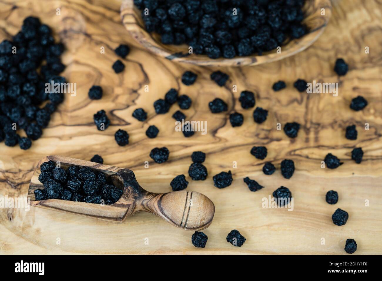Getrocknete Schwarze Eberesche Aronia-Apfelbeere auf Olivenholz Stockfoto