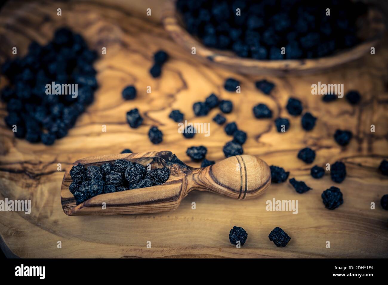 Getrocknete Schwarze Eberesche Aronia-Apfelbeere auf Olivenholz Stockfoto