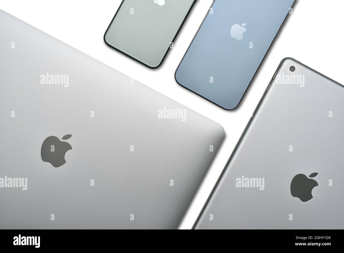 STARIY OSKOL, RUSSLAND - 10. DEZEMBER 2020: Moderne tragbare Apfel Unternehmen Produkte Draufsicht Stockfoto