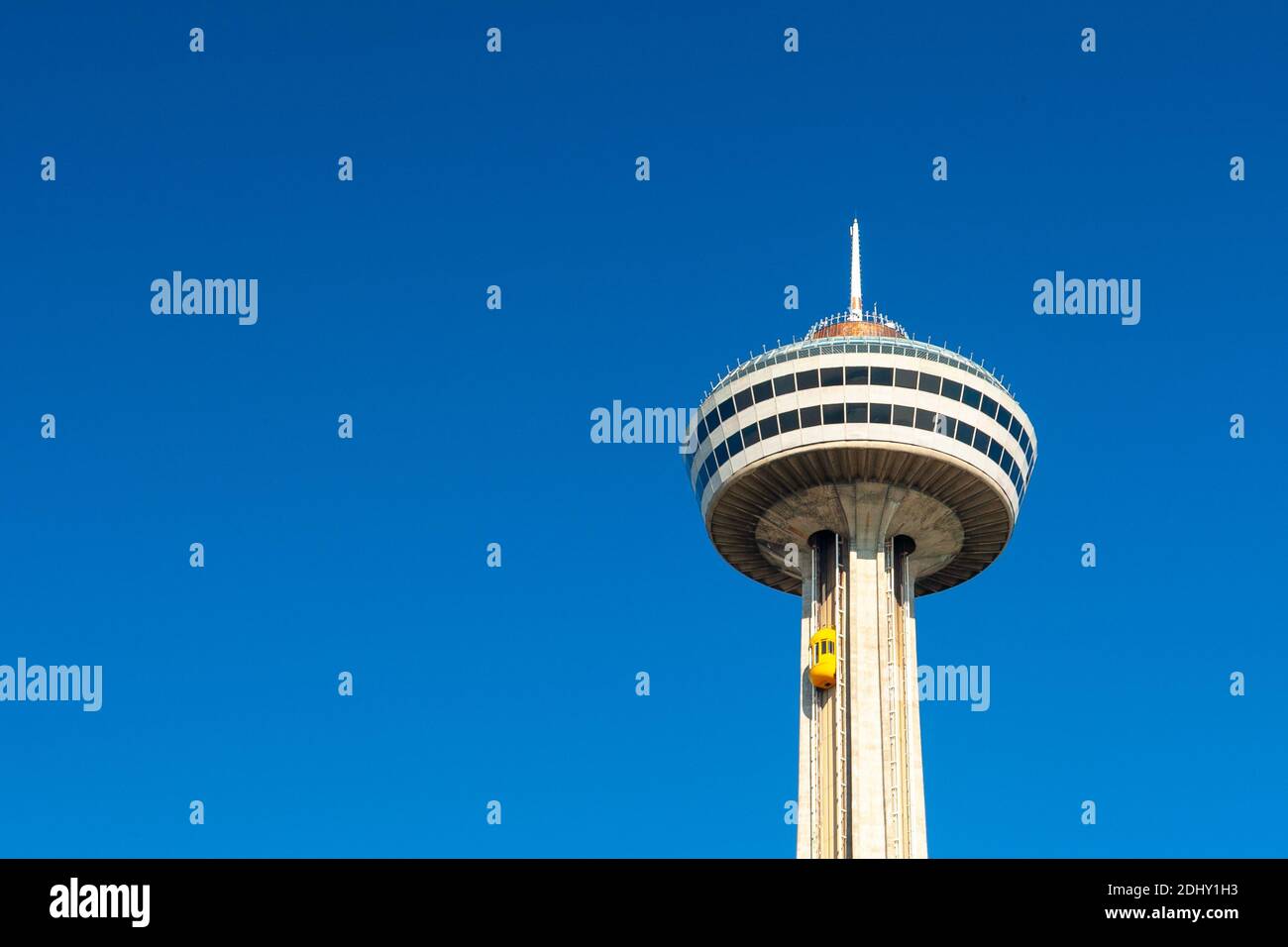 Der Skylon-Turm in Niagara Falls, Ontario, Kanada, gegen klaren blauen Himmel Stockfoto