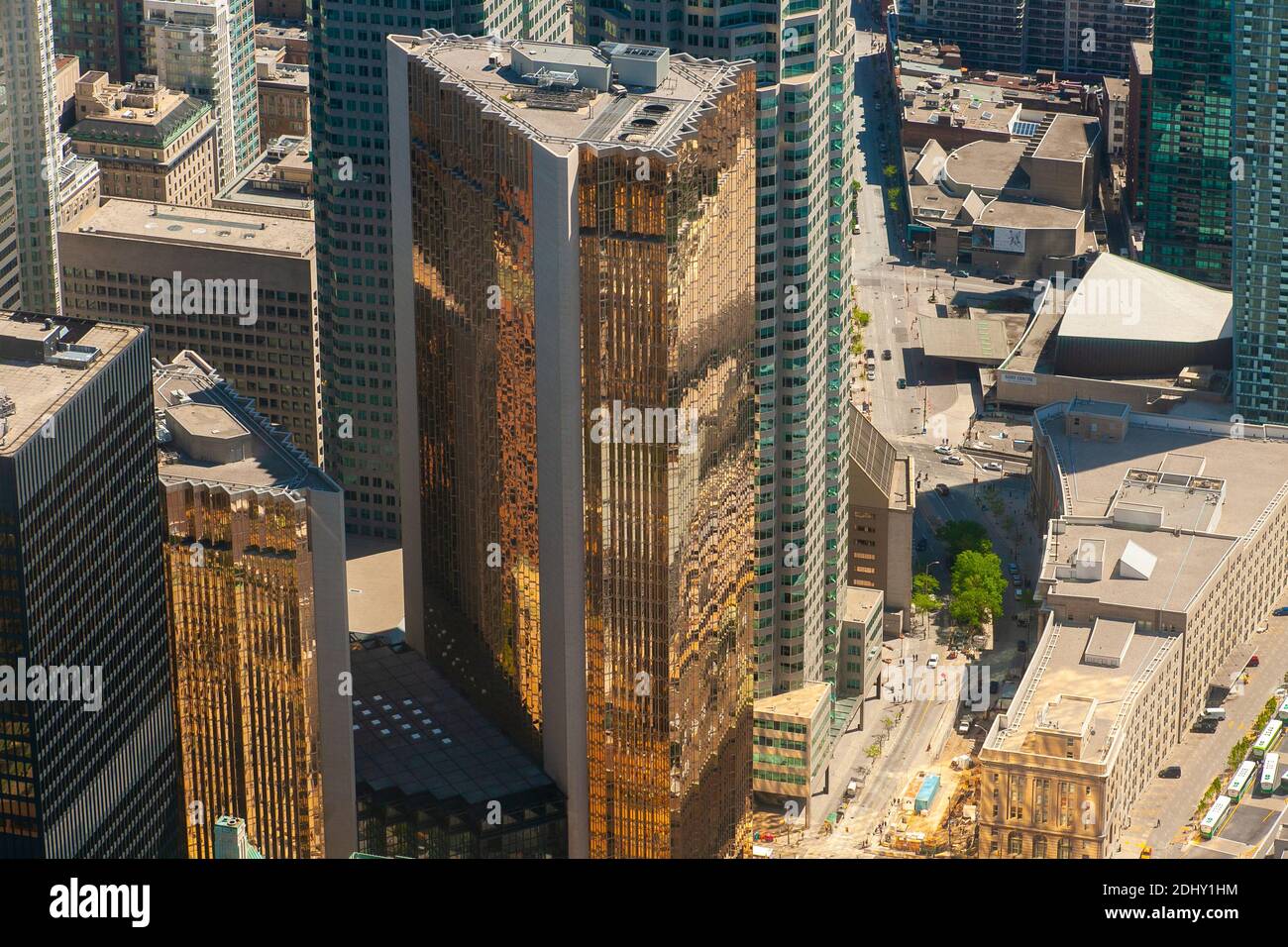 Hohes Gebäude von oben, Blick von der Spitze des CN Tower, Toronto, Kanada Stockfoto