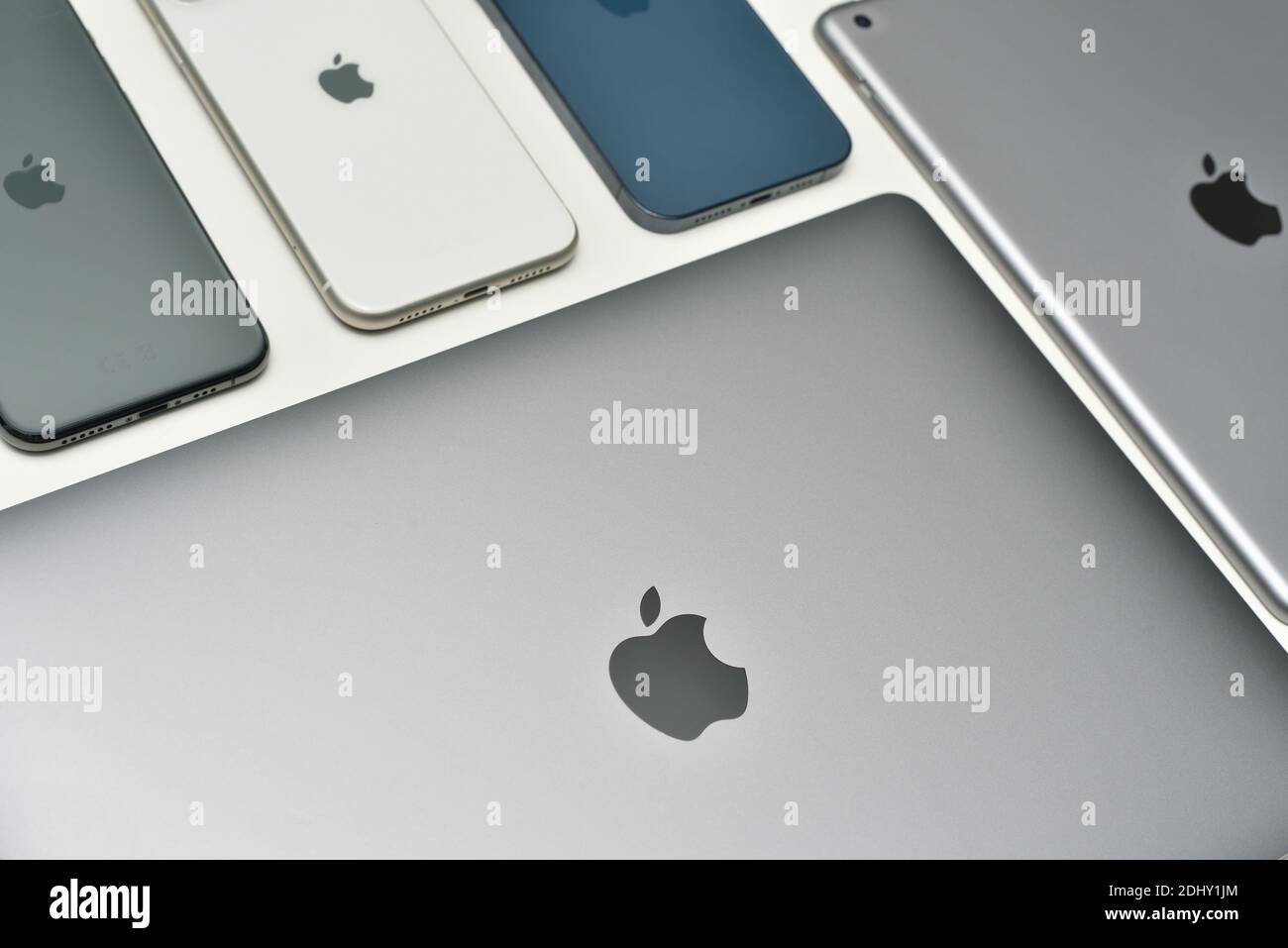 STARIY OSKOL, RUSSLAND - 10. DEZEMBER 2020: Moderne tragbare Apfel-Produkte Draufsicht Stockfoto