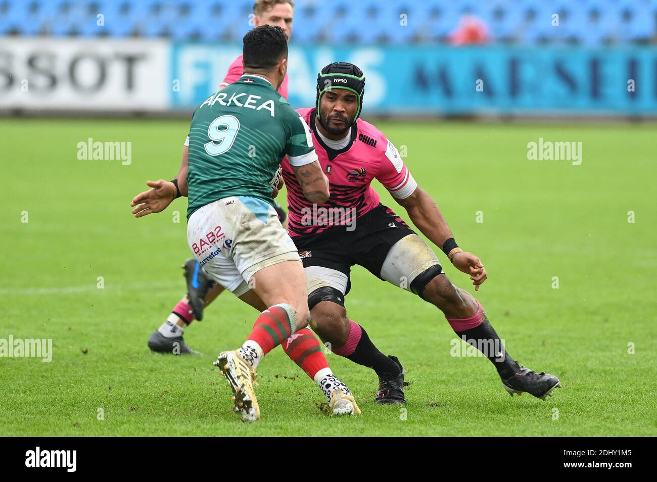 Parma, Italien. Dezember 2020. Parma, Italien, Lanfranchi Stadion, 12. Dezember 2020, Maxime Mbanda (Zebre) versuchen, Michael Turu (Bayonne) während Zebre Rugby vs Bayonne blockieren - Rugby Challenge Cup Credit: Alessio Tarpini/LPS/ZUMA Wire/Alamy Live News Stockfoto