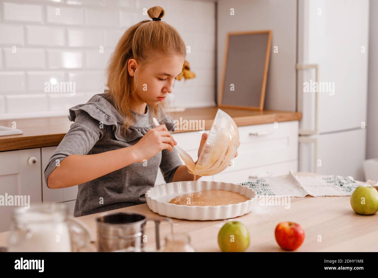 Attraktive Teenager Mädchen ist Kochen auf Küche. Spaß beim Kuchen und Kekse machen Stockfoto