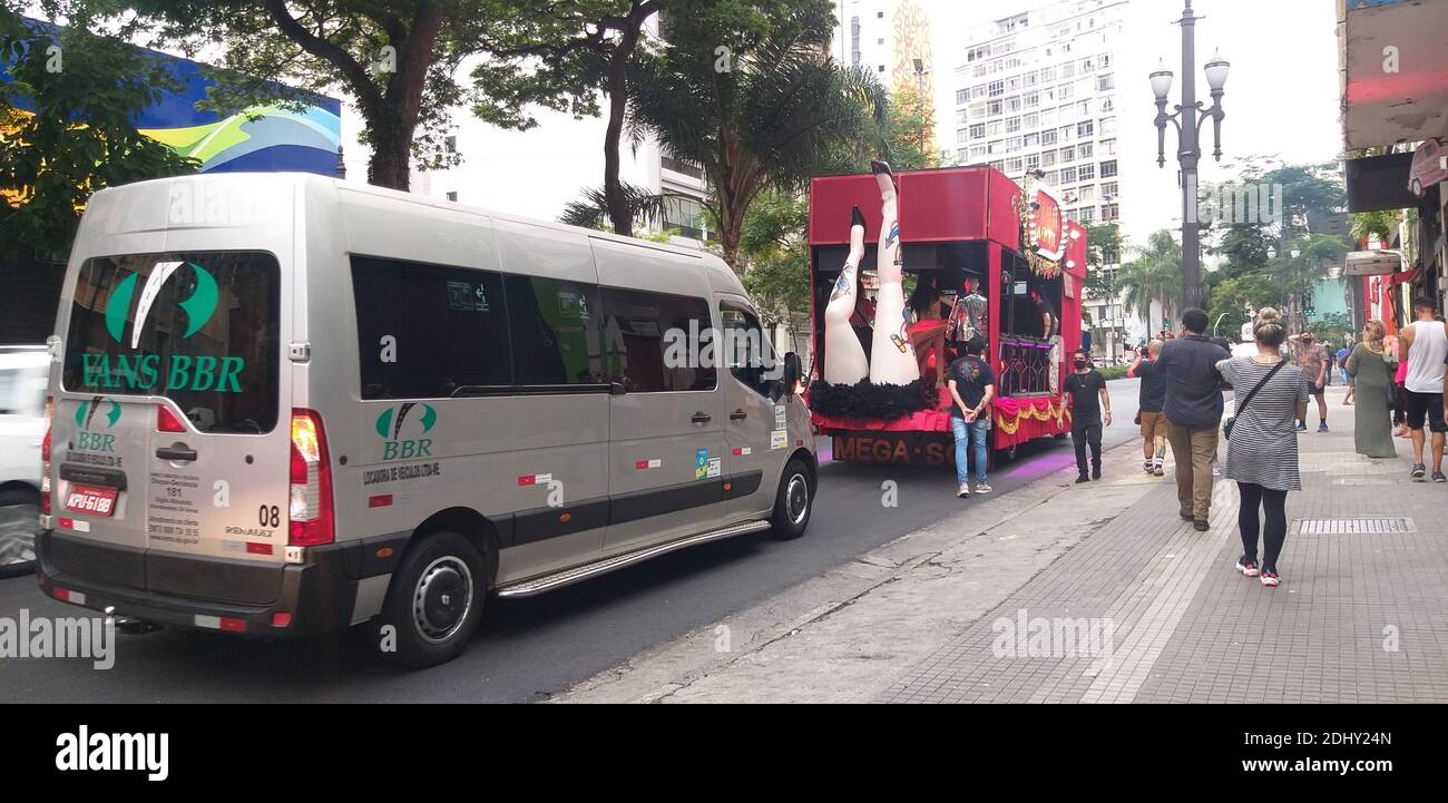 Sao Paulo, Sao Paulo, Brasilien. Dezember 2020. Sao Paulo (SP), 12/12/2020 -- VIRADA CULTURAL SAO PAULO - TRIO eletrico e visto na avenida Duque de Caxias com apresentacao de Danca, nesta tarde de sabado Kredit: Leco Viana/TheNEWS2/ZUMA Wire/Alamy Live News Stockfoto